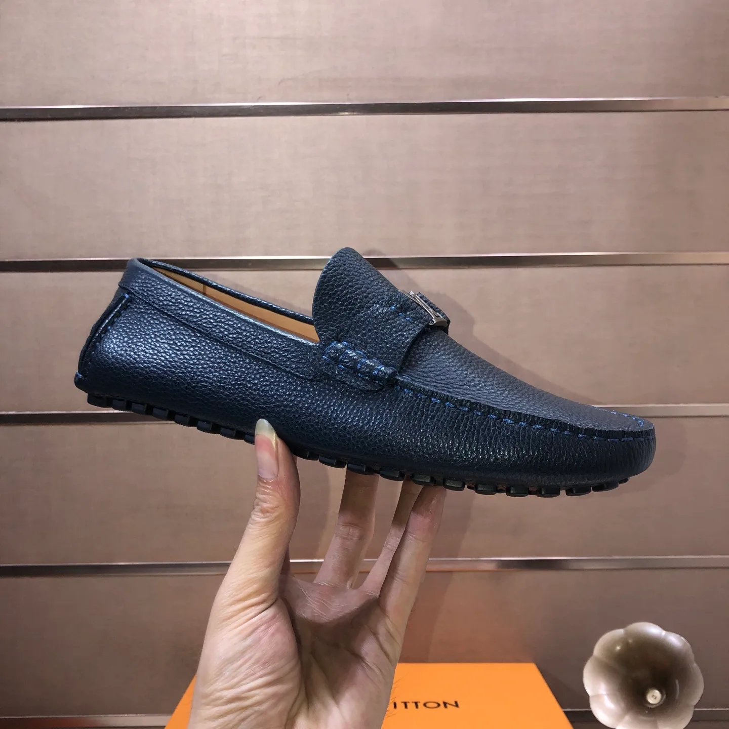 Men's men's shoes 💰420💰 [LV Doudou shoes] (water-dyed cowhide lining) new model is on the market, available on the official website. The new Doudou shoes are processed into single-color materials, and the uppers are made of imported cowhide material. The body of the shoe is fully hemmed with mark thread, and is lined with imported original cowhide leather. The elegant shoe shape is super suitable for all-matching, and the size is 38-44.